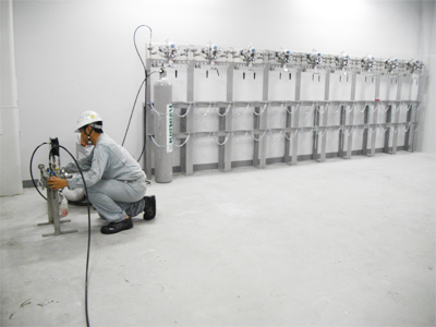 ガス供給集合装置設置後の気密試験実施中